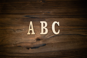 ABCと書かれた木製の小物