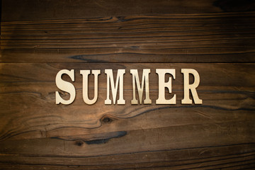 SUMMERと書かれた木製の小物