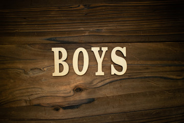 BOYSと書かれた木製の小物