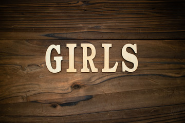 GIRLSと書かれた木製の小物
