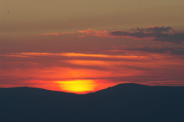 soleil couchant colline
