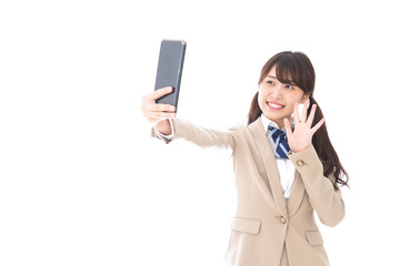 スマートフォンを使う制服姿の学生