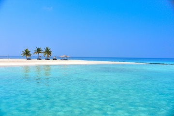 Fototapeta na wymiar モルディブの青い海と砂浜