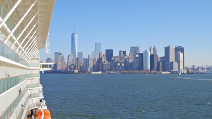Kreuzfahrtschiff im Hafen von New York mit Skyline von Manhattan - Manhattan skyline from cruiseship cruise ship liner sailing into port of New York City