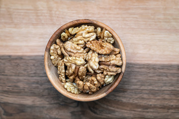 geknackte Walnüsse in Holzschale