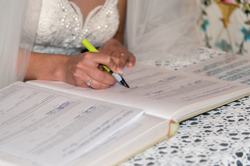 firme dei testimoni degli sposi durante la cerimonia di matrimonio