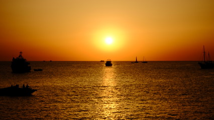 Obraz na płótnie Canvas sunset at sea
