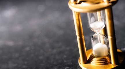 Konzept Zeitmessung. Sand rieselt durch eine Sanduhr