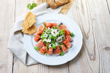 Blattsalat mit Südtiroler Speck, mit Parmesan und Schüttelbrot serviert – Green salad with South Tyrolean bacon, served with rye bread 