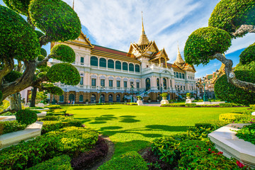 Obraz premium Grand palace in emerald buddhist temple green grass tree field