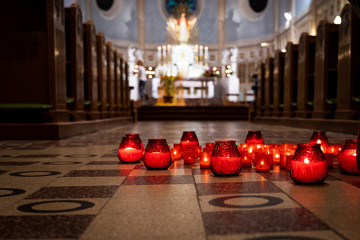 Obraz premium Candles on the floor in the church.