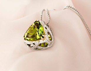 White Gold Pendant With Peridot And Diamonds © Visual Voyager