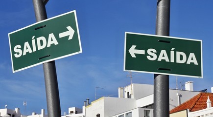 Obraz premium Funny signpost in Portugal - Exit/Saida everywhere