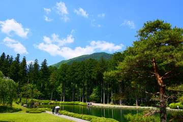 伝統的な日本庭園。初夏を迎えた山里。鹿沼　栃木　日本。６月初旬。