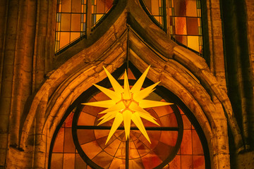 Herrnhuter Stern hängt im Advent an einer Kirche