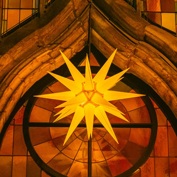 Herrnhuter Stern h&auml;ngt im Advent an einer Kirche