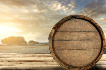 beczka  drewniana jako stół z wolnym miejscem na produkt reklamowy bohater na tle pejzażu   