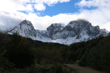 Fototapeta na wymiar Espectaculares montañas nevadas en Piedrafita