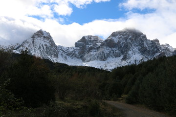 Fototapeta na wymiar Espectaculares montañas nevadas en Piedrafita