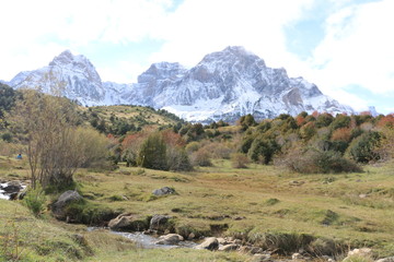 Espectaculares monta&ntilde;as nevadas en Piedrafita