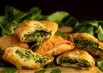 aufgeschnittene griechische Spinattaschen - Spinakopita