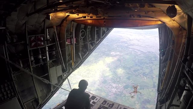 Amazing video of soldiers doing parachute free fall