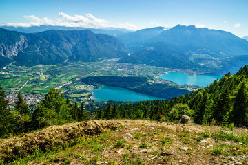 Fototapeta na wymiar Paesaggio di montagna con laghi
