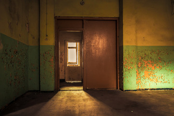 Obraz premium Dark interior inside abandoned old factory building 