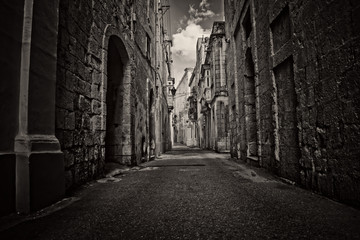 Fototapeta na wymiar Narrow Street in Malta in black and white