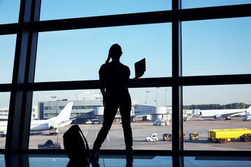 Fototapeta na wymiar silhouette of a businesswoman at the airport