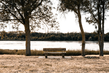 Banc avec vue sur le fleuve