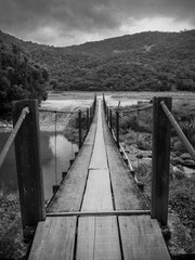 Obraz premium bridge over river with mountains in background