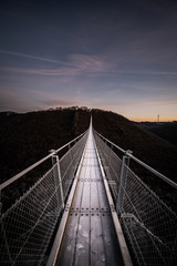 Obraz premium Hängeseilbrücke Deutschland Weg Sonnenaufgang Morgensonne Winter Kalt