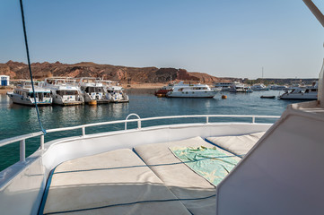 Obraz premium Sinai mountains and picturesque landscapes of the red sea in Egypt. Boat trip on the red sea