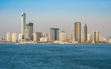 Fototapeta premium Panorama miasta Xiamen w Chinach od strony oceanu