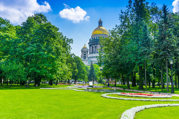 Obraz premium St. Isaac's Cathedral in St. Petersburg in summer, Russia