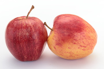 mele rosse su sfondo bianco 