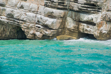 Cuevas en las rocas del mar. Pe&ntilde;&iacute;scola. Castell&oacute;n. Espa&ntilde;a.