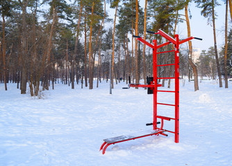 View of the sports ladder and horizontal bar in the winter Park.