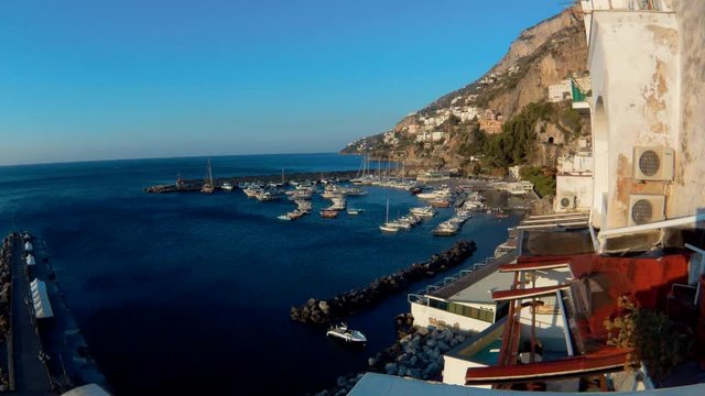 Time lapse del porto di Amalfi la mattina