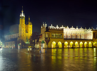 Obraz premium Main Market Square (Rynek Glowny) with St. Mary's (Mariacki) Churche at night, Poland, Krakow - September, 2008
