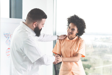 Obraz premium Colleague doctors handshaking