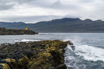 Leuchtturm an der Küste Islands