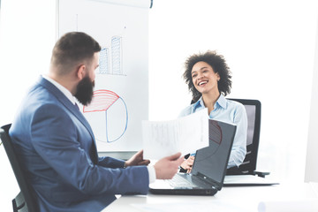 Obraz premium Hipster boss interviewing female job candidate