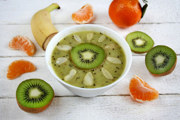 Zmiksowane owoce: kiwi, banan, mandarynka, smoothie bowls
