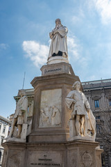 Fototapeta na wymiar Statue of Leonardo da Vinci in Milan