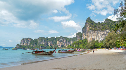 Barca tailandesa tradicional  de cola larga en la playa de Railay , famosa por sus acantilados, en la provincia de Krabi, Tailandia