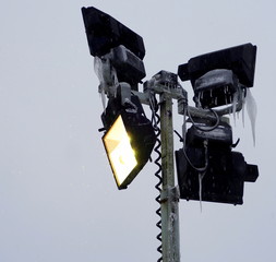 Lichtmast mit Eiszapfen
