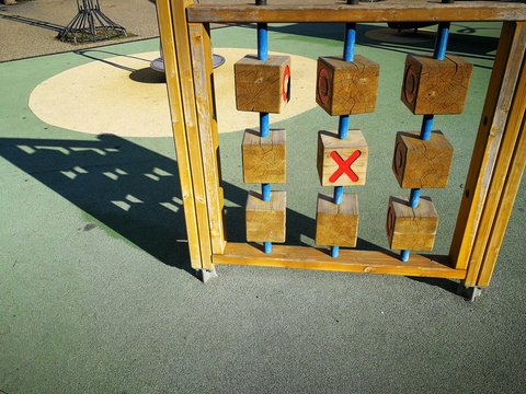 Gioco tris di legno in un parco giochi per bambini