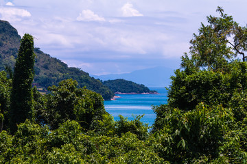 Fototapeta na wymiar The green forest and blue ocean in Rio de Janeiro.